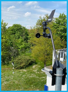 Blick vom Windsensor auf die Stationssensoren